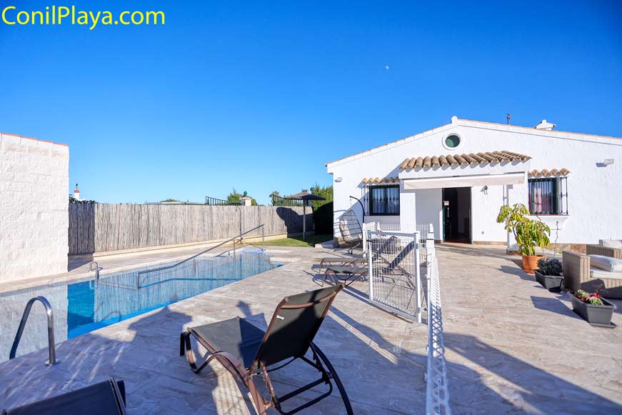 chalet conil piscina