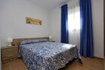 Chalet con piscina en Conil para 4 personas de nueva construccion, con piscina privada vallada, porche y barbacoa. Zona tranquila y bien comunicada. A 5 o 6 minutos de Conil de la Frontera y a unos 11 minutos de la playa de la Fontanilla en coche. Tiene 3 dormitorios con capacidad para 4 personas. Dispone de un amplio Jardin.