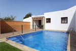 2 dormitorios,4 personas. Chalet con piscina en Conil para 4 personas de nueva construccion, con piscina privada vallada, porche y barbacoa. Zona tranquila y bien comunicada. A 5 o 6 minutos de Conil de la Frontera y a unos 11 minutos de la playa de la Fontanilla en coche.