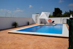 2 dormitorios,5 personas. Chalet con piscina en Conil, en Dehesa de la Villa. Consta de 2 dormitorios con armario empotrado, salón - cocina - comedor y baño. La cocina está totalmente equipada (microondas, horno, placa vitrocerámica, etc).
