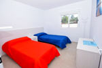 Chalet con piscina en Conil, en Dehesa de la Villa. Consta de 2 dormitorios con armario empotrado, salón - cocina - comedor y baño. La cocina está totalmente equipada (microondas, horno, placa vitrocerámica, etc).
Ver las fotos