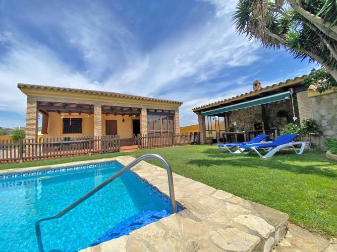 Vista de chalet Los Olivos con piscina privada, jardín y zona de barbacoa