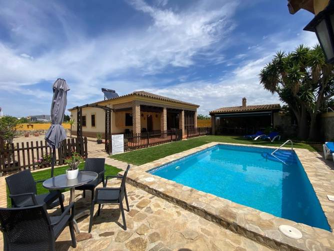 Vista de chalet con piscina terraza y zona de estar exterior