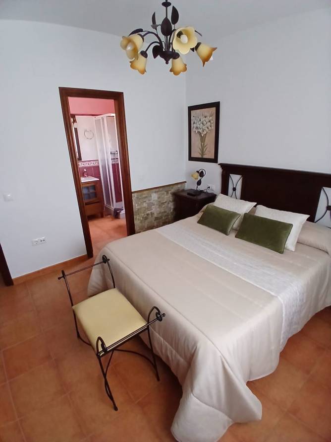Dormitorio principal con cama doble y acceso a baño privado