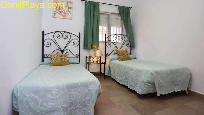 dormitorio con 2 camas individuales