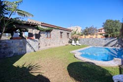 2 dormitorios,4 personas. A 7 minutos de la playa de La Fontanilla, estupendo chalet de 2 Dormitorios (4 personas), cocina totalmente equipada, zona muy tranquila, con aparcamiento, porche, barbacoa techada, amplio jardín. 