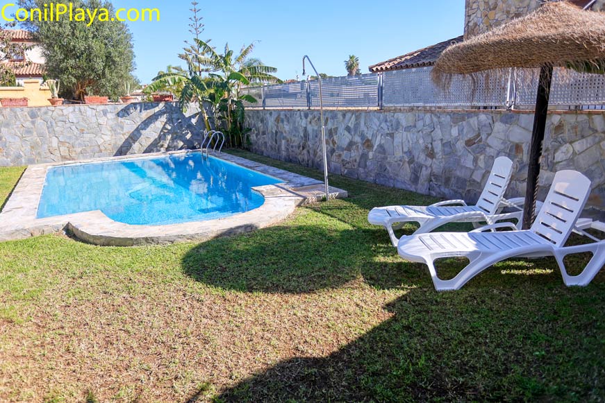 piscina tumbonas
