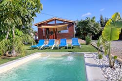 2 dormitorios,4 personas. Bonito chalet en El Colorado, cerca de Conil y perfecto para ir a Calas de Roche. Cuenta en su exterior con porche, piscina vallada, jardín, barbacoa y aparcamiento privado. 