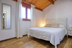 Bonito chalet cerca de la Cala del Aceite y de las Calas de Roche. Cuenta en su exterior con porche, piscina vallada, jardín, barbacoa y aparcamiento privado.
Casa de 2 dormitorios y capacidad para 4 personas.