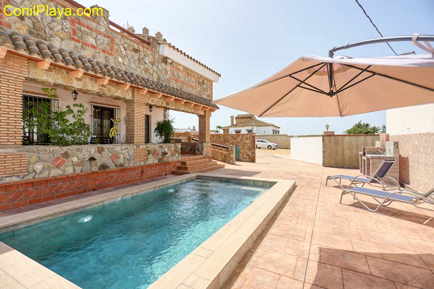 chalet conil piscina