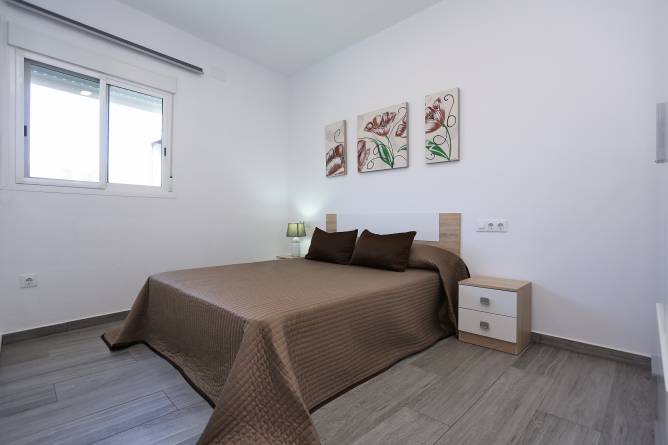 dormitorio principal con cama de matrimonio