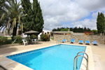 Estupendo chalet en zona muy tranquila con amplio jardín con cesped y piscina. Cuenta con porche acristalado, barbacoa, aparcamiento privado.
Chalet en amplia parcela situado en zona muy tranquila.