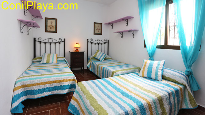 Dormitorio con 3 camas individuales