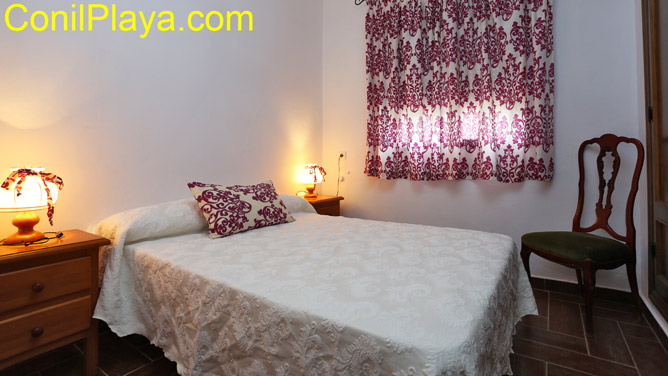 dormitorio con cama matrimonio