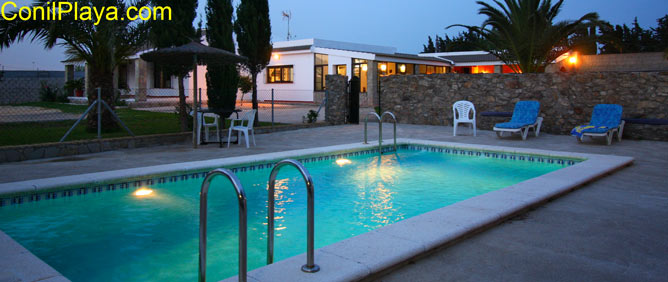 chalet con piscina en Conil en alquiler