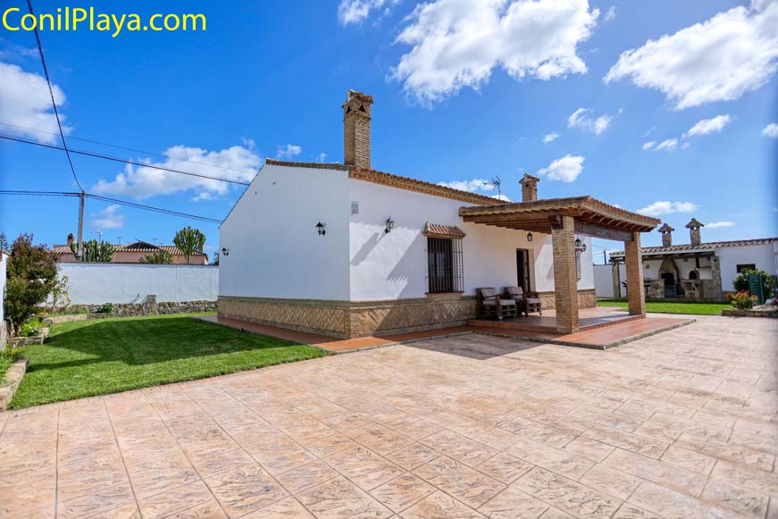 Vista de la casa y del jardín.