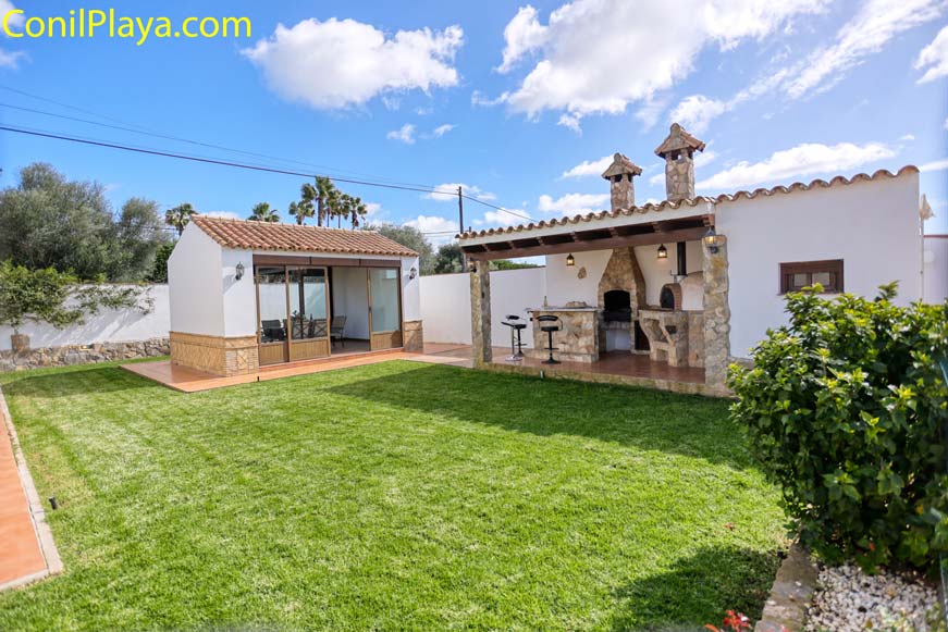 Vista del jardín, la piscina y la casa.