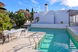Alquiler de chalet con piscina en las afueras de Conil, cerca de la playa.2 dormitorios. 4 Personas.