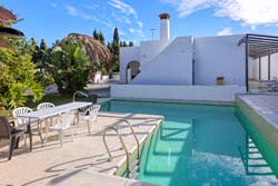 Alquiler de chalet con piscina en las afueras de Conil, cerca de la playa.2 dormitorios. 4 Personas.