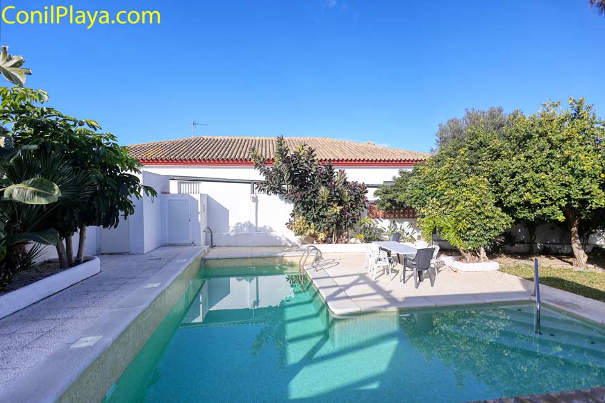 chalet en Conil con piscina privada