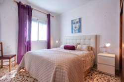Estupendo chalet ibicenco con piscina en las afueras de Conil. Muy tranquilo y agradable. Cuenta con 2 porches y aparcamiento privado en el interior de la parcela.
Casa ibicenca de 2 dormitorios y capacidad para 4 personas.