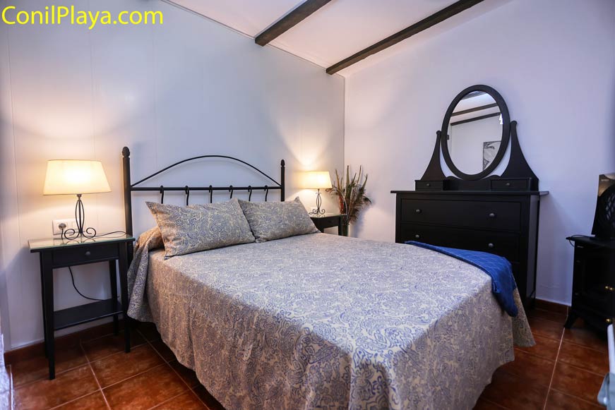 dormitorio con cama de matrimonio