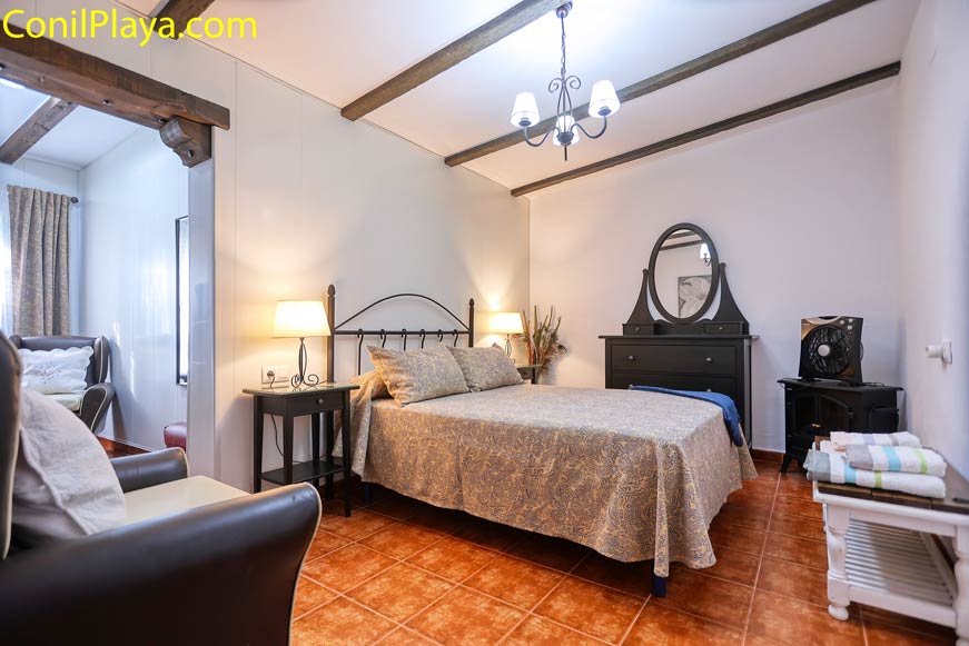 dormitorio con cama de matrimonio