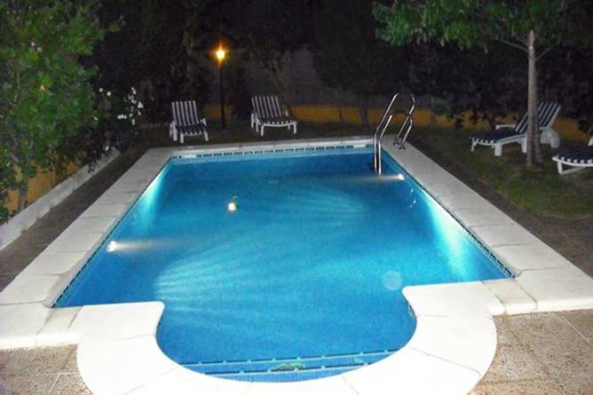 piscina iluminada de noche