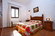 Chalet con piscina vallada en zona tranquila y bien comunicada, junto a la nueva autovía. Entre Conil y Chiclana. Dispone de jardín, zona de césped con columpios, barbacoa, porche.
Chalet de 2 dormitorios para 6 personas en zona tranquila.