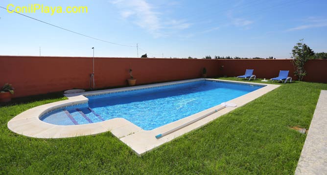 La piscina cuenta con ducha.