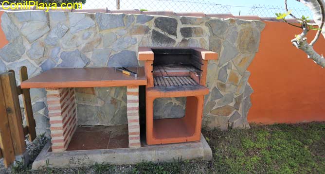 La barbacoa se encuentra en el amplio jardin.