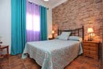 Chalet en las afueras de Conil, en zona muy tranquila y a pocos minutos de la playa en coche. Consta de salón - cocina - comedor, 3 dormitorios con armarios empotrados, 2 cuartos de baños completos, porche con toldo, un amplio jardín con barbacoa.
Chalet de 3 dormitorios y para 6 personas.