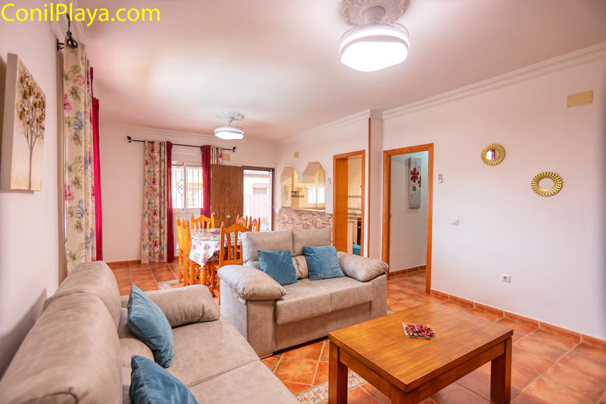 Salón comedor con ventiladores de techo