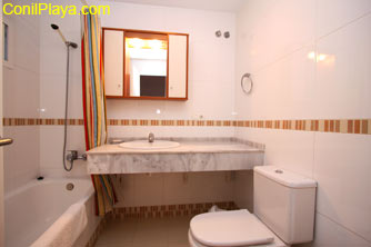 Baño del dormitorio principal.