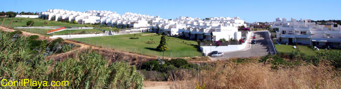 La urbanización la fuente del Sol cuenta con amplios jardines.