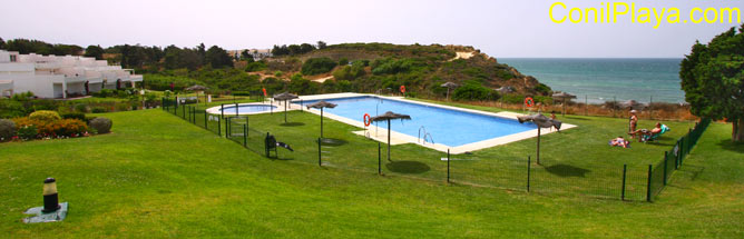 La urbanización fuente del sol cuenta con amplios jardines y piscina.