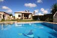 Bonito chalet cerca de las playas de Conil y de Chiclana en zona muy tranquila. La septima plaza es en cama adicional. Dispone de piscina privada y barbacoa.
Tiene piscina y se encuentra cerca de Conil.