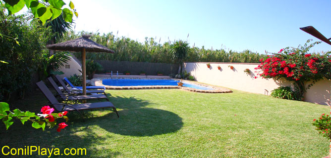 El chalet cuenta con un amplio jardin y una estupenda piscina.