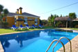 Excelente chalet de calidad en zona muy tranquila e ideal para descansar con la familia. Cuenta con un amplio jardín, piscina privada, porche, barbacoa.
alquiler chalet con piscina cerca de Conil.