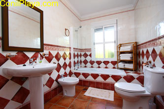 Cuarto de baño con bañera.