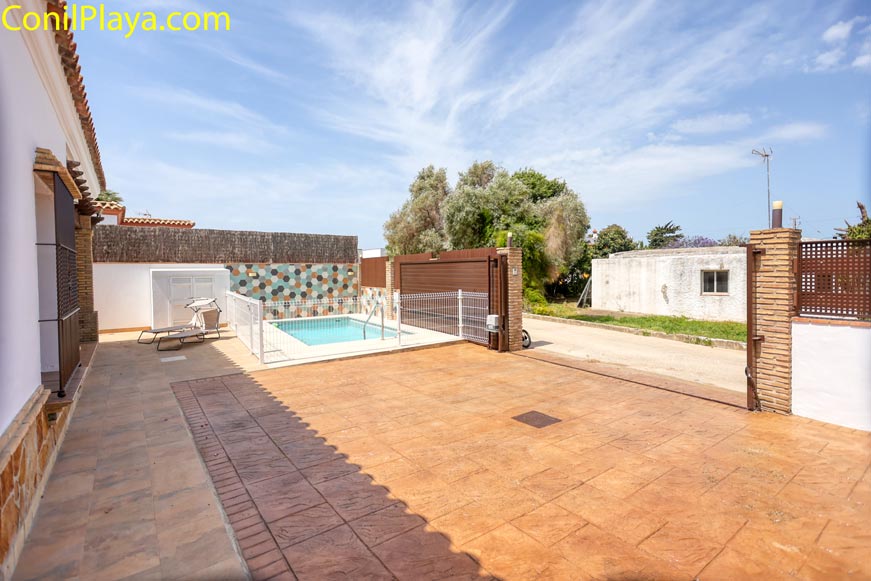 Aparcamiento privado junto a piscina y acceso con cancela automática