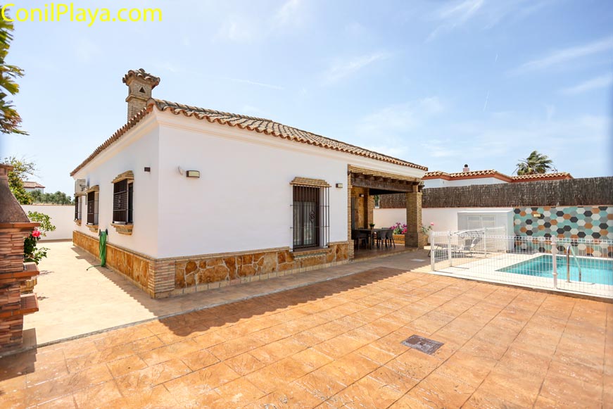 Zona exterior con piscina junto a la casa vista desde el patio