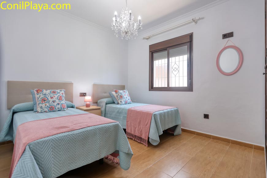 Dormitorio con dos camas individuales vista desde la puerta