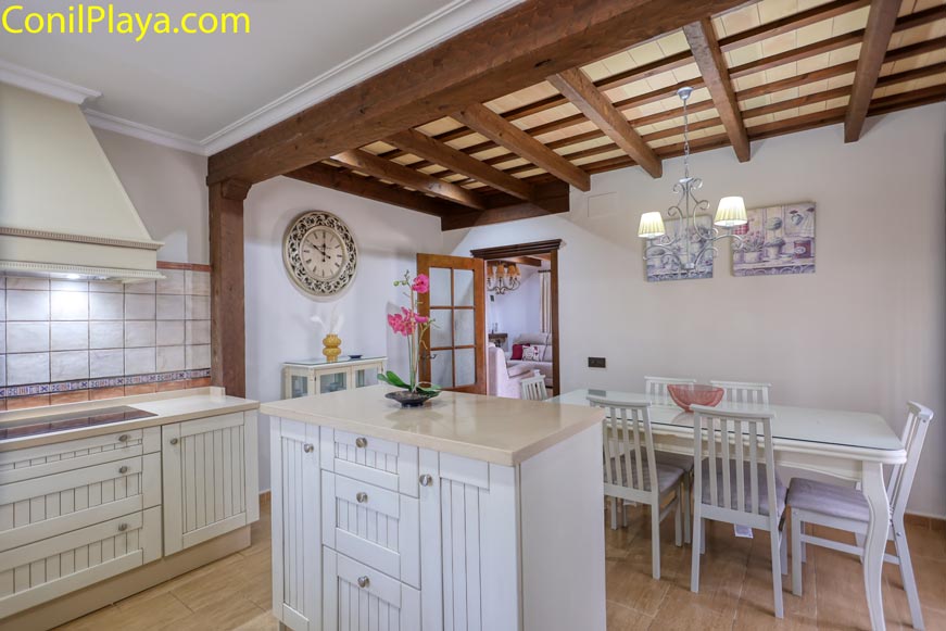 Vista de cocina con isla y comedor en ambiente rústico acogedor