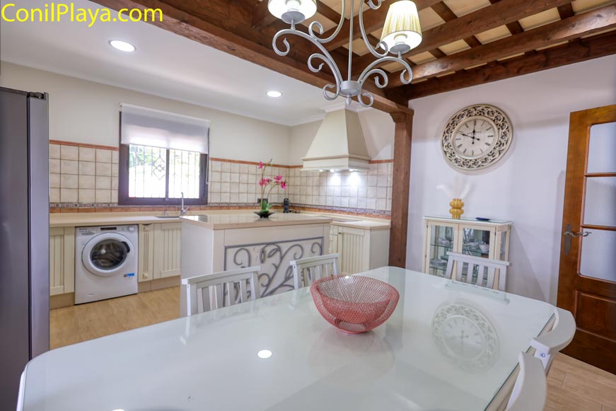 Cocina amplia con mesa de comedor vista desde la zona de entrada
