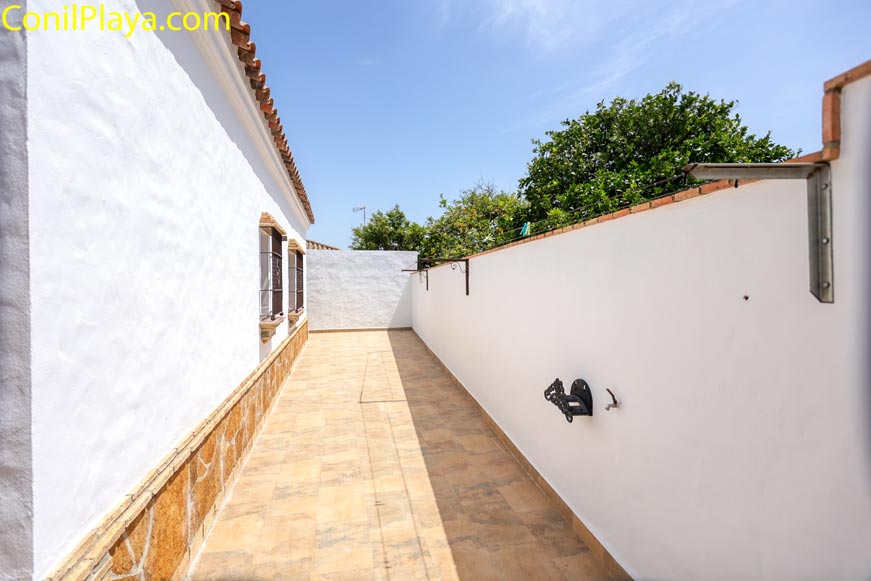 Patio exterior junto a la casa con espacio para tender ropa