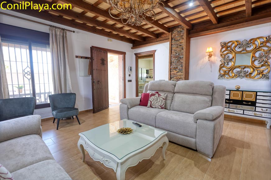 Salón con sofás claros, mesa baja y detalles decorativos elegantes