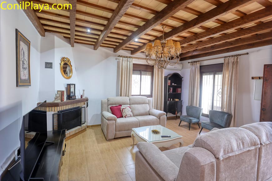 Salón con sofás, chimenea, televisión y mesa de centro visible