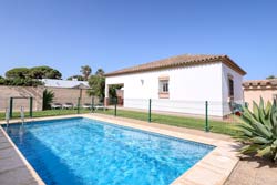 Bonito chalet situado en zona muy tranquila, junto al pinar de Roche, en una zona muy tranquila, en El Chinarejo, cerca del pinar de Roche, a unos 7 u 8 minutos en coche de Conil. Cerca del supermercado Los Pinos y del campo de Golf de San Andrés
Chalet con piscina situado en una zona muy tranquila.
