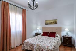 Bonito chalet situado en zona muy tranquila, junto al pinar de Roche, en una zona muy tranquila, en El Chinarejo, cerca del pinar de Roche, a unos 7 u 8 minutos en coche de Conil. Cerca del supermercado Los Pinos y del campo de Golf de San Andrés
Chalet de 2 dormitorios y capacidad para 6 personas.